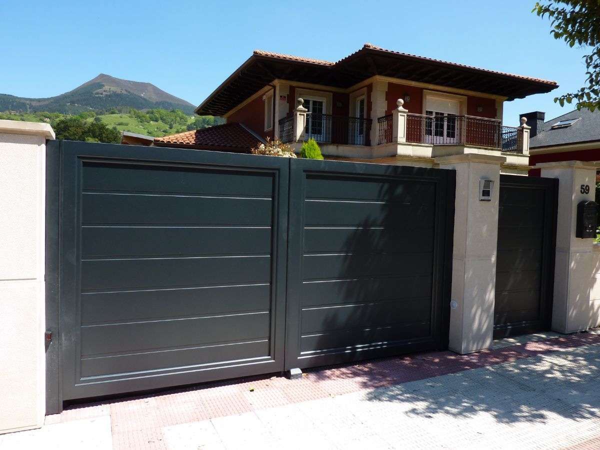 Una casa grande con una puerta corrediza en el frente.