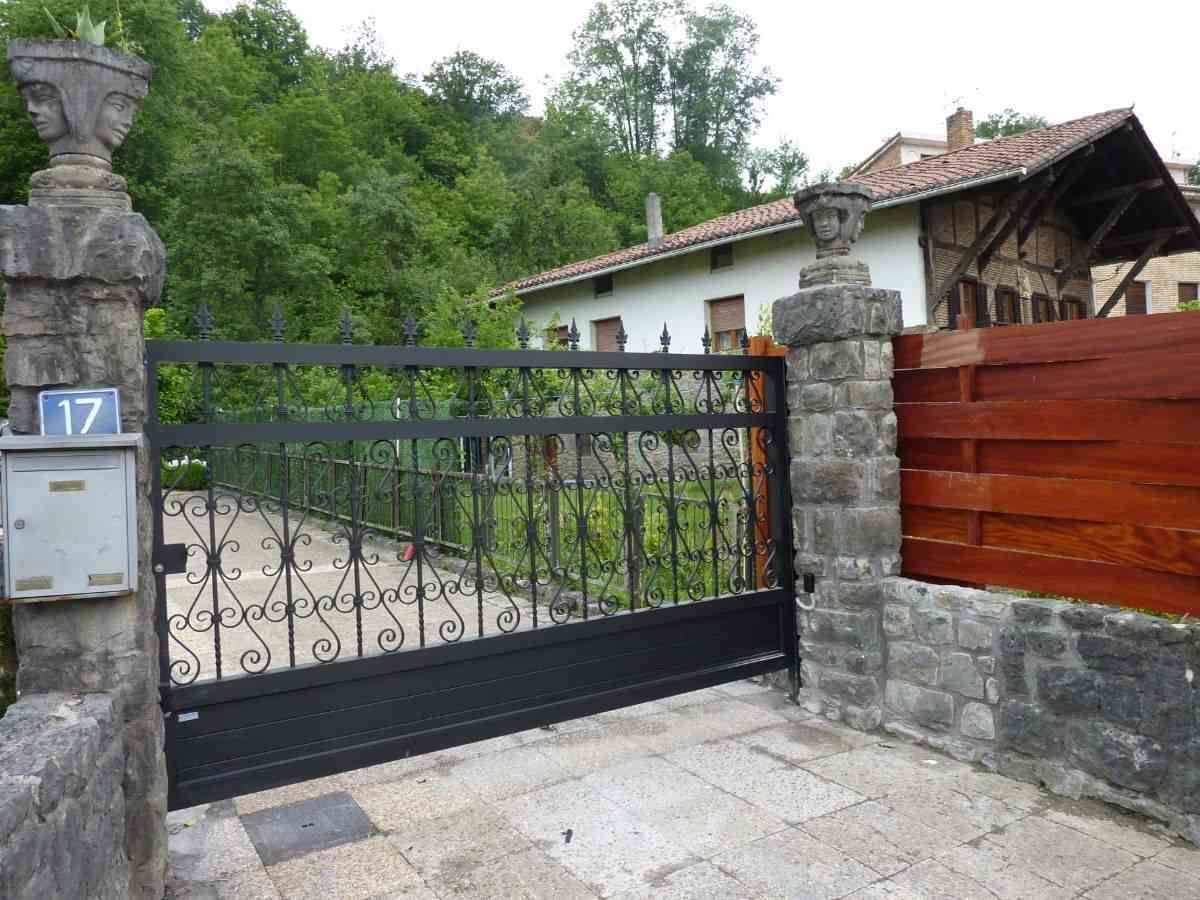 Una puerta de hierro forjado con el número 17.