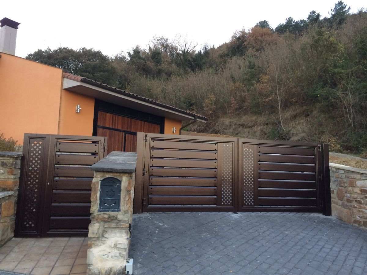 Una casa con una puerta de madera delante de ella