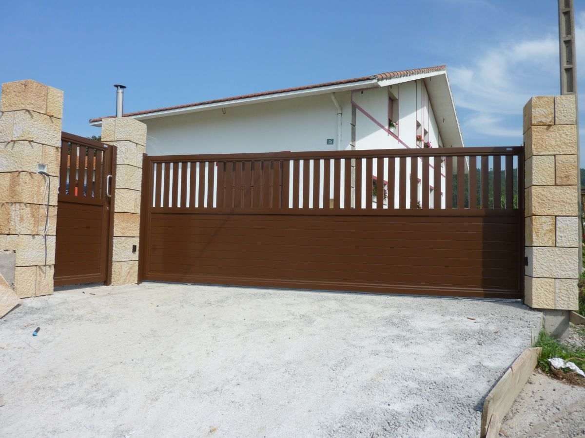 Una casa con una puerta corrediza en el frente