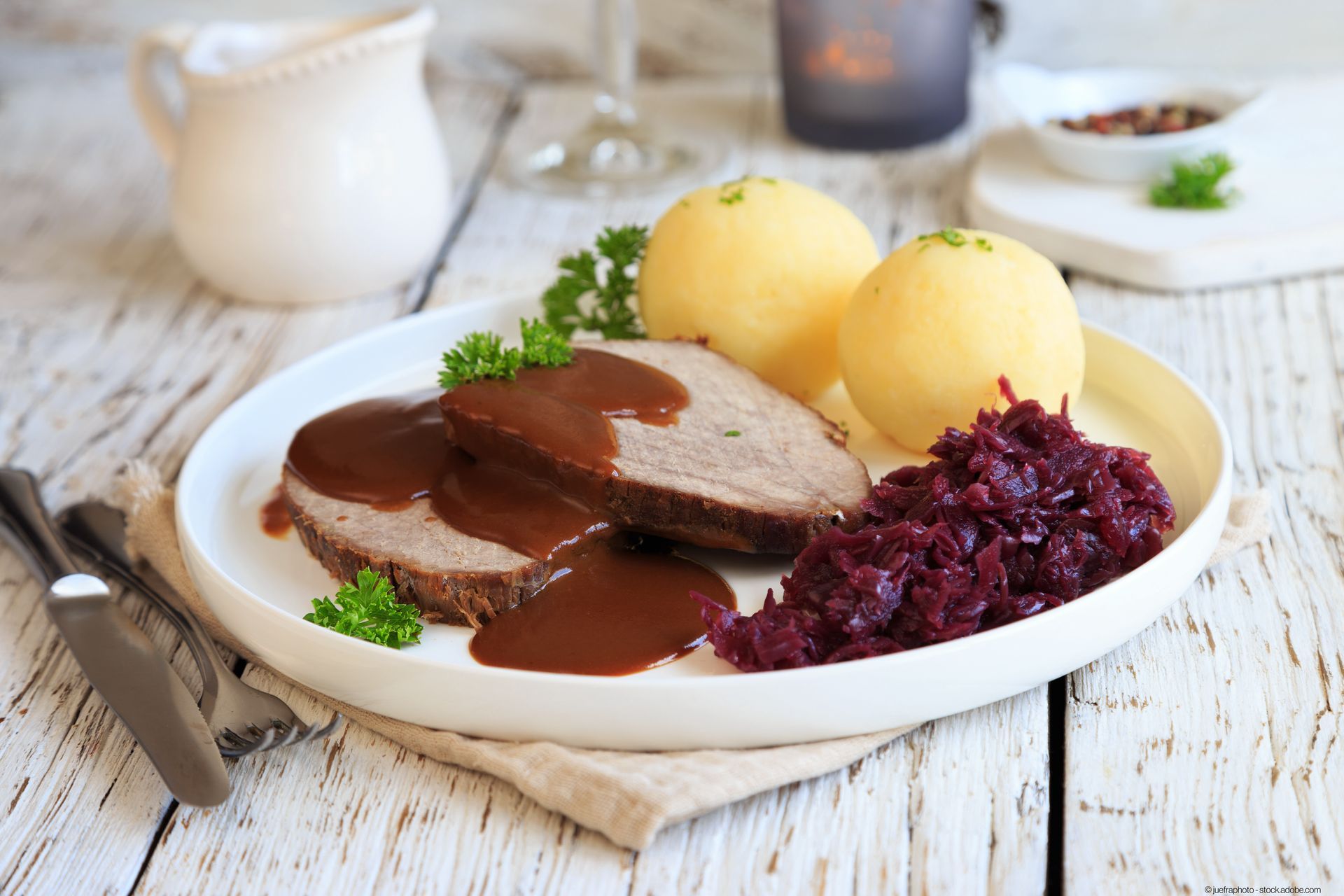 Braten mit Rotkohl und Klößen