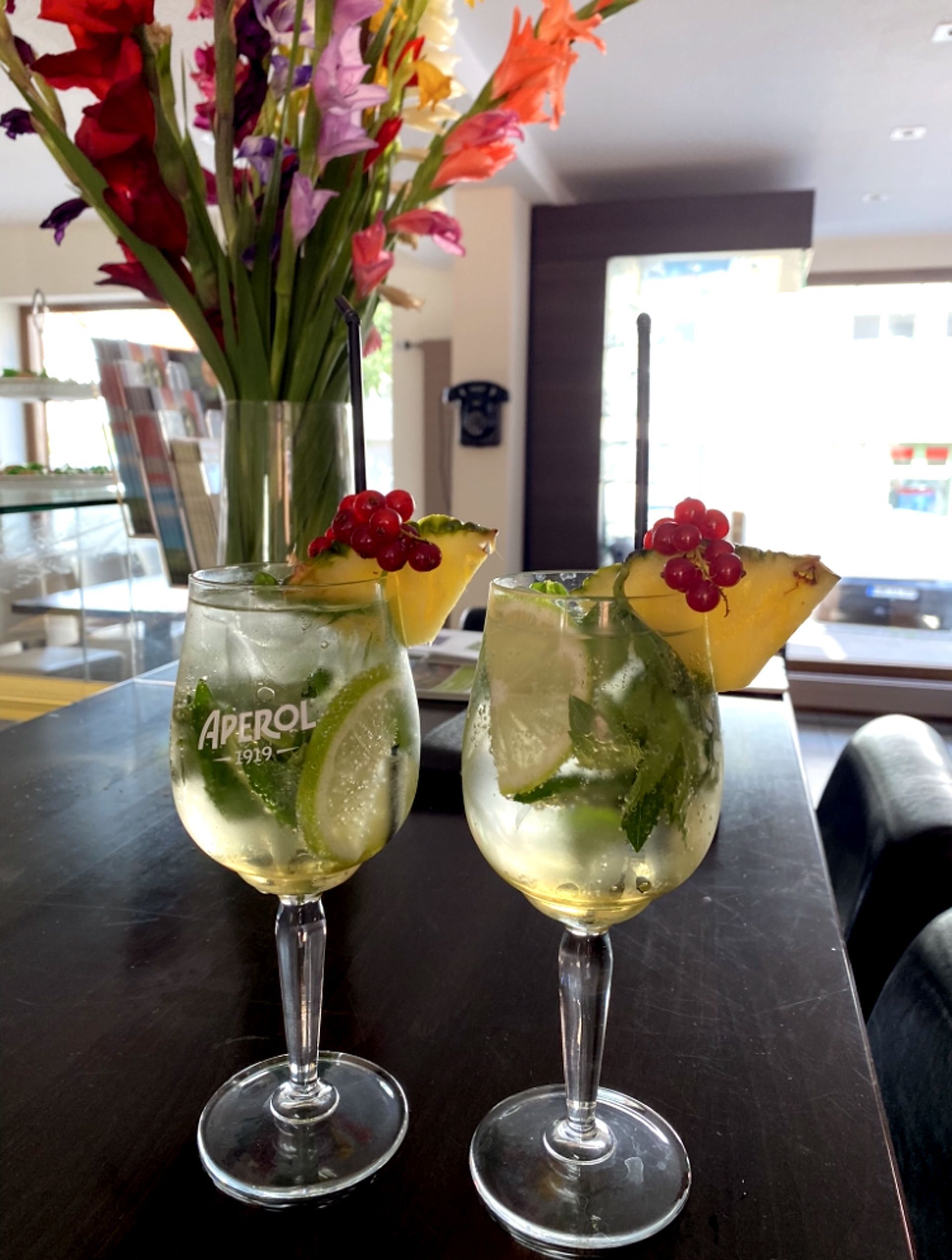 Zwei Gläser Aperol mit Minze und Früchten im Café am oberen Tor