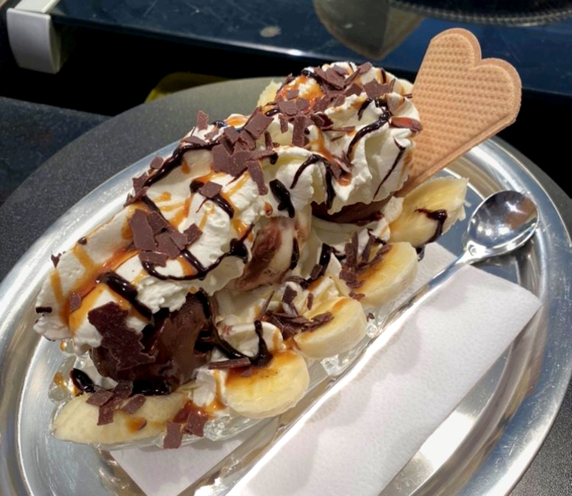 Bananensplit Eisbecher im Café am oberen Tor