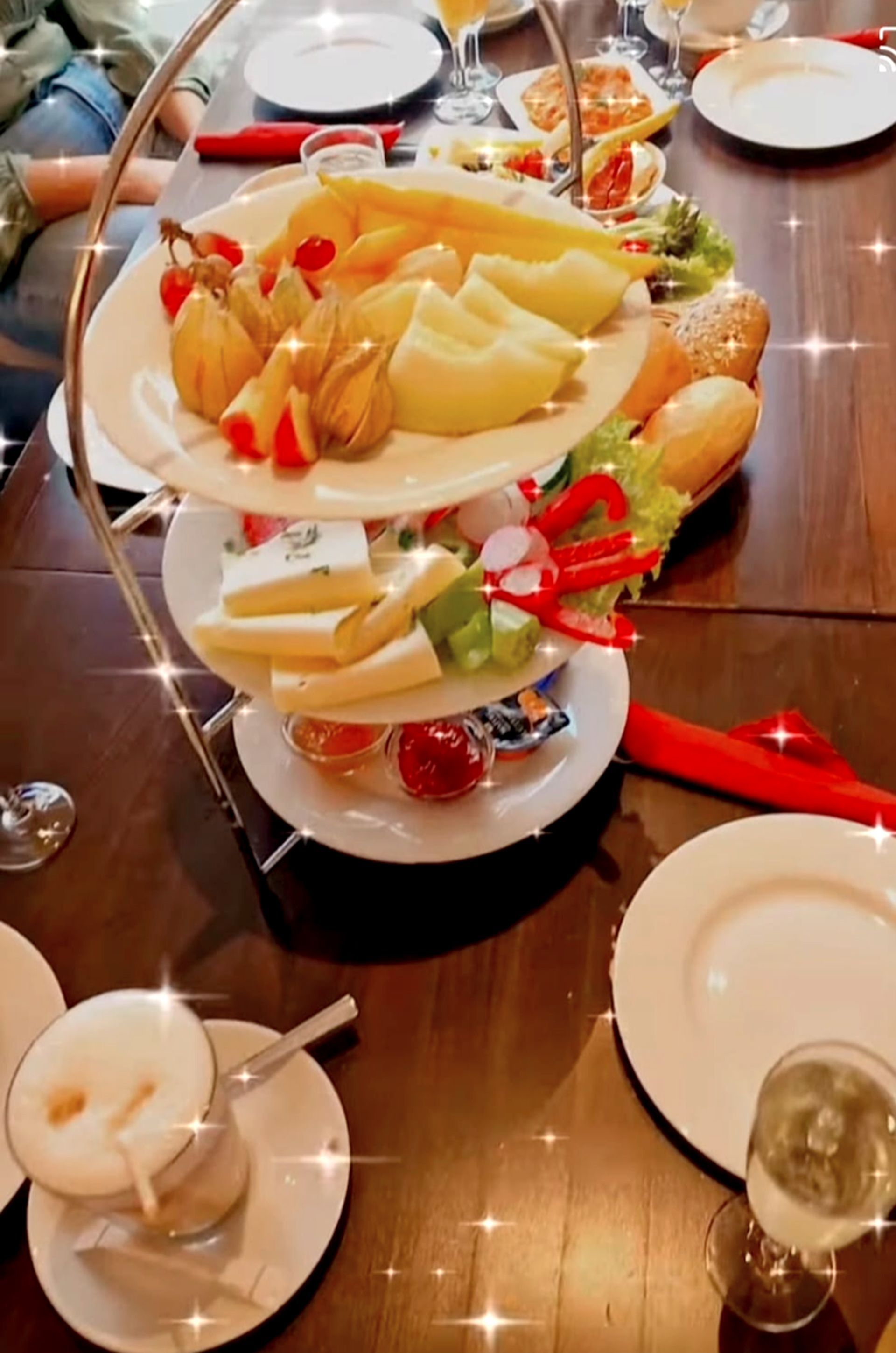 Frühstück mit Kaffee, Marmelade und Croissants