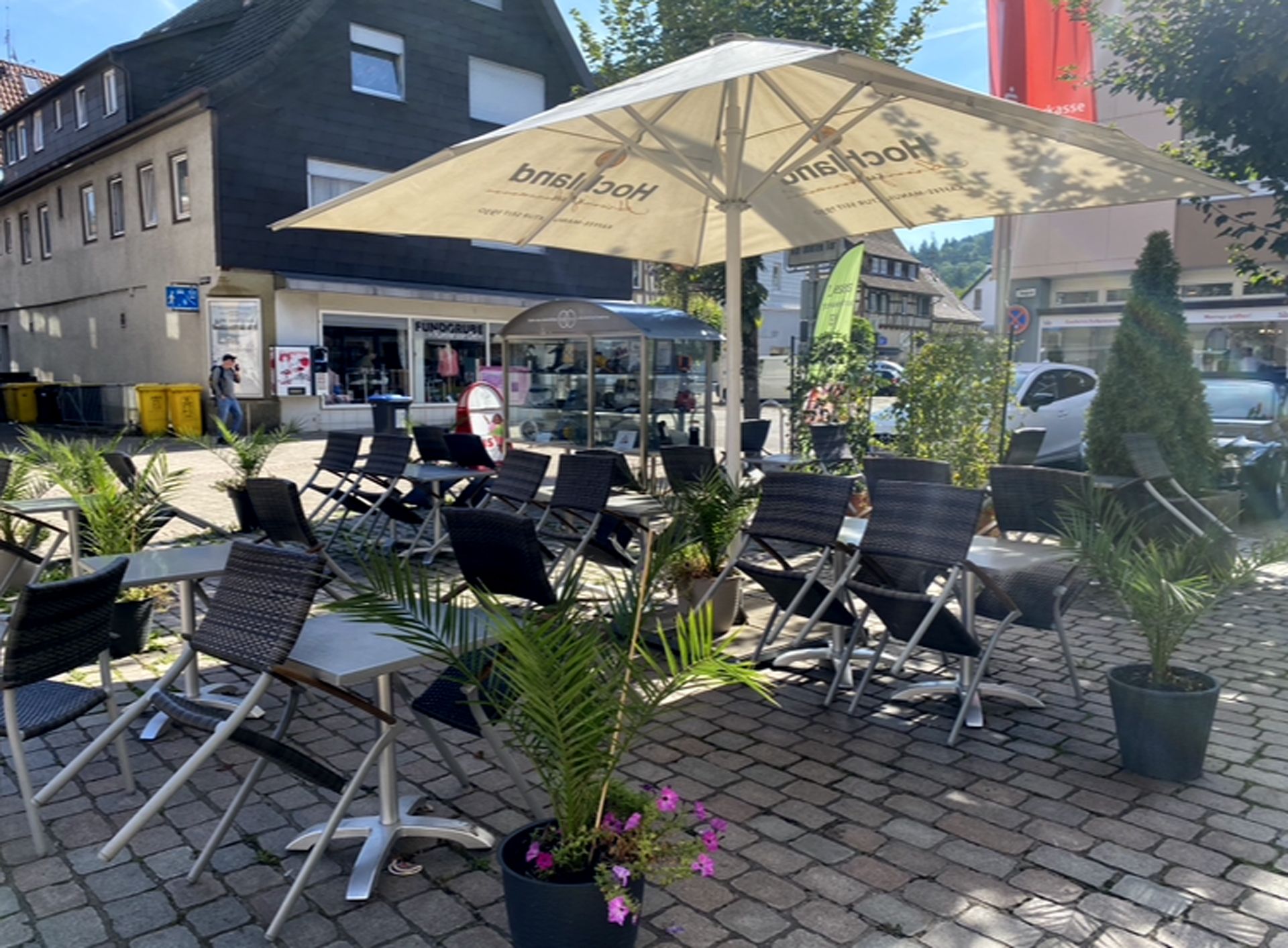 Terrasse mit Sonnenschirmen vom Café am oberen Tor