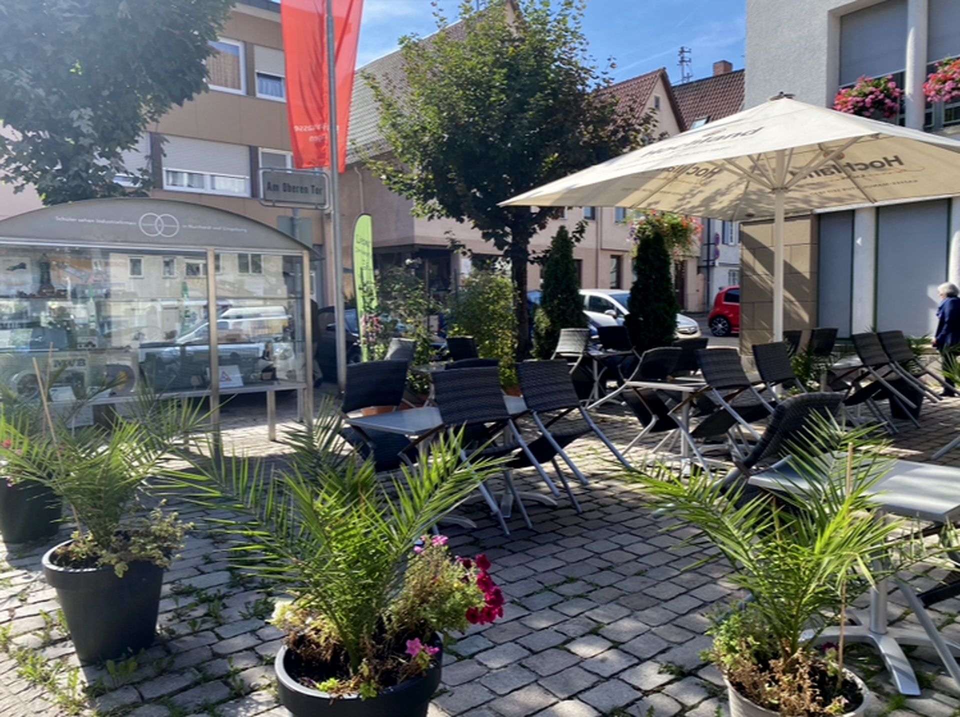 Terrasse mit Pflanzenkübeln vom Café am oberen Tor