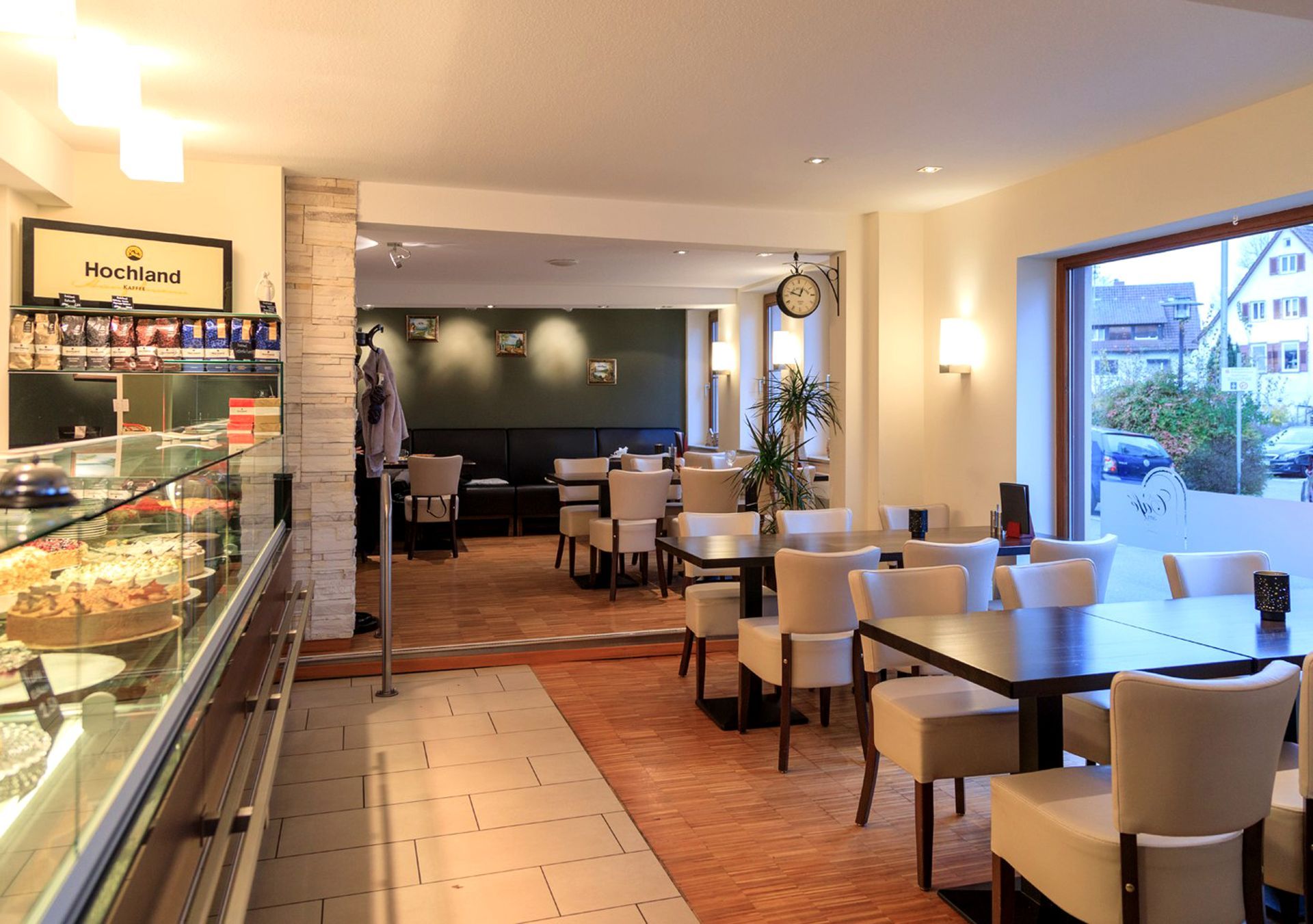 Caféraum mit Tresen und Sitzmöglichkeiten im Café am oberen Tor