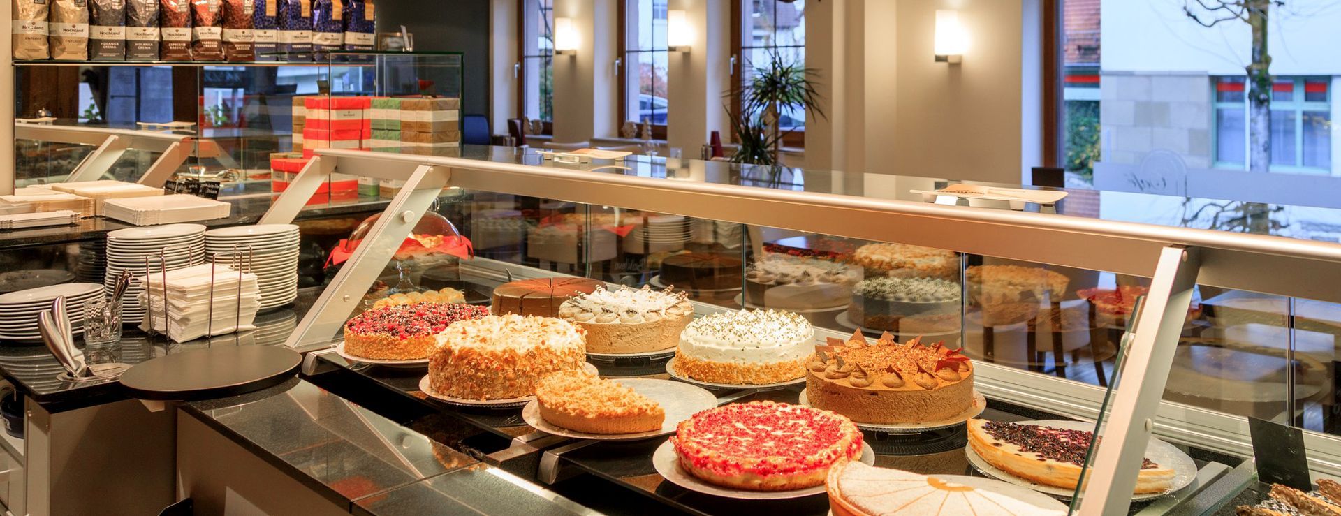 Cafétresen mit verschiedenen Kuchen und Torten im Café am oberen Tor