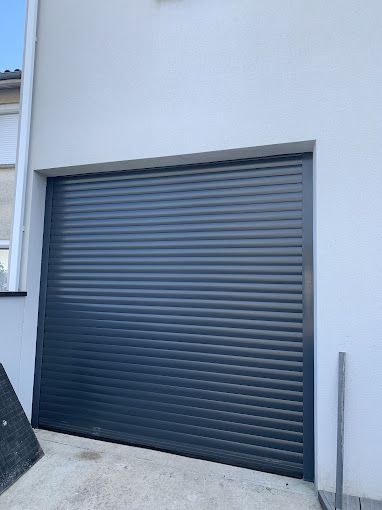 porte de garage moderne sur une façade moderne