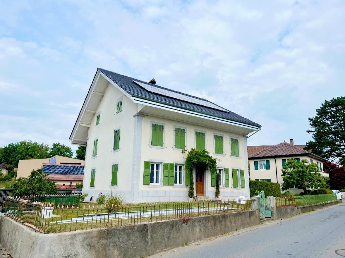 Des ouvriers du bâtiment assemblent une structure à ossature bois sur un toit à l'aide d'une grue.