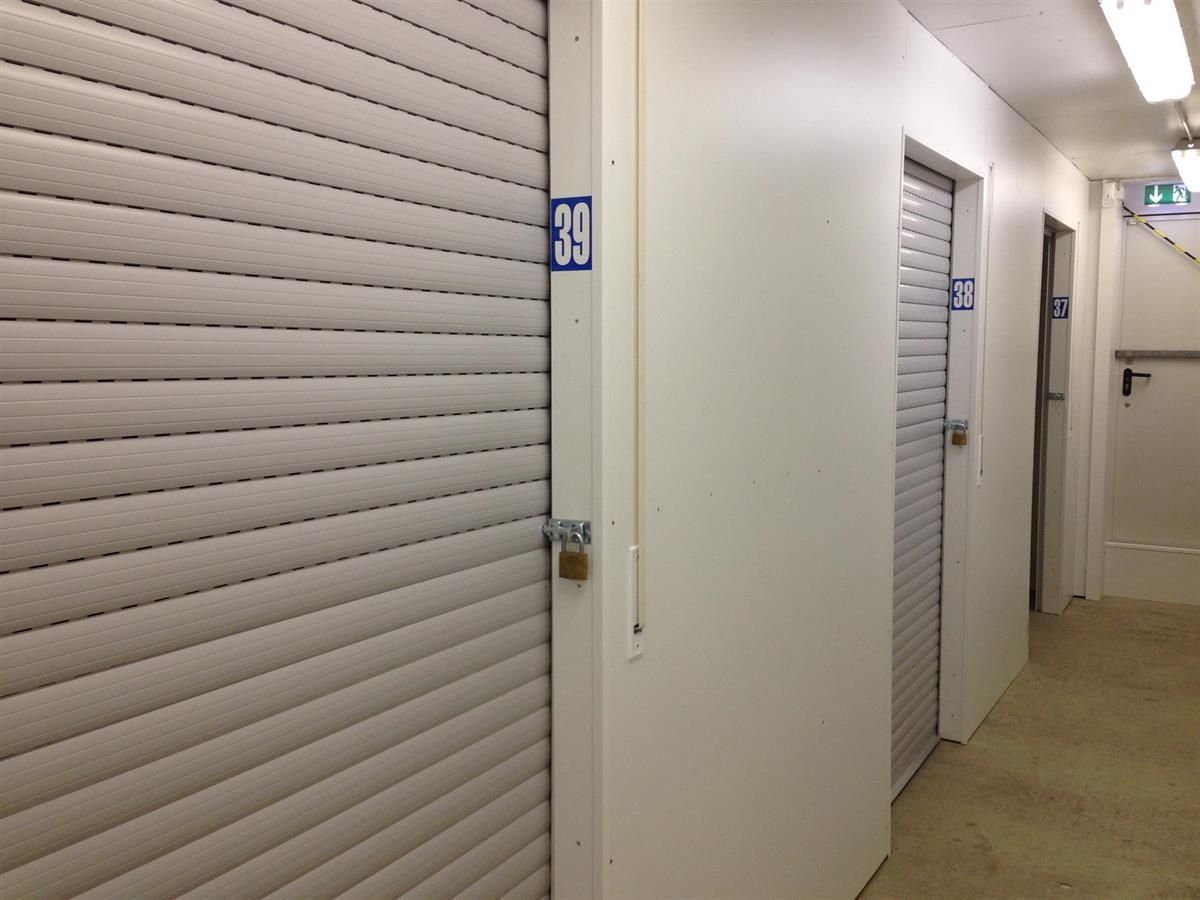 Ein Flur mit einem blauen Schild mit der Aufschrift 