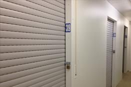 Ein Flur mit einem Schild an der Wand, auf dem steht 39