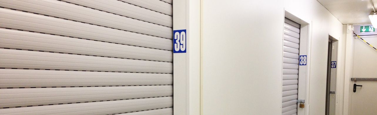 Ein Flur mit einem blauen Schild mit der Aufschrift „BS“ darauf