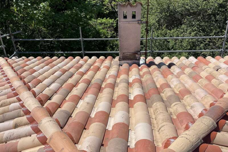 Un toit avec une cheminée au-dessus