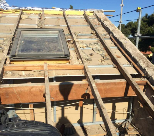 Un toit avec une lucarne au milieu