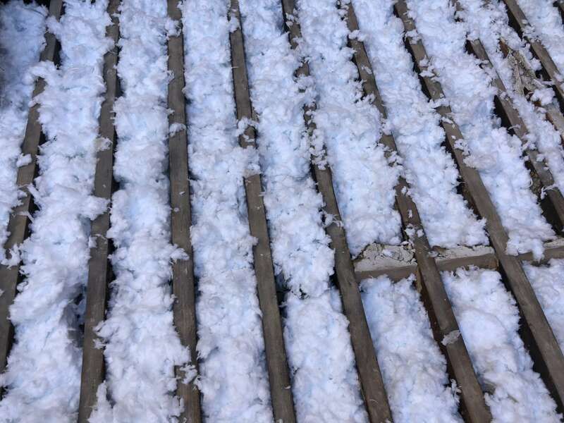 Un gros plan d'un toit avec une isolation blanche dessus.