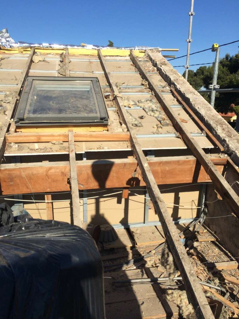 Un toit en bois avec une lucarne au milieu