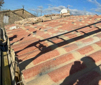 L'ombre d'une personne est projetée sur le toit d'un bâtiment.