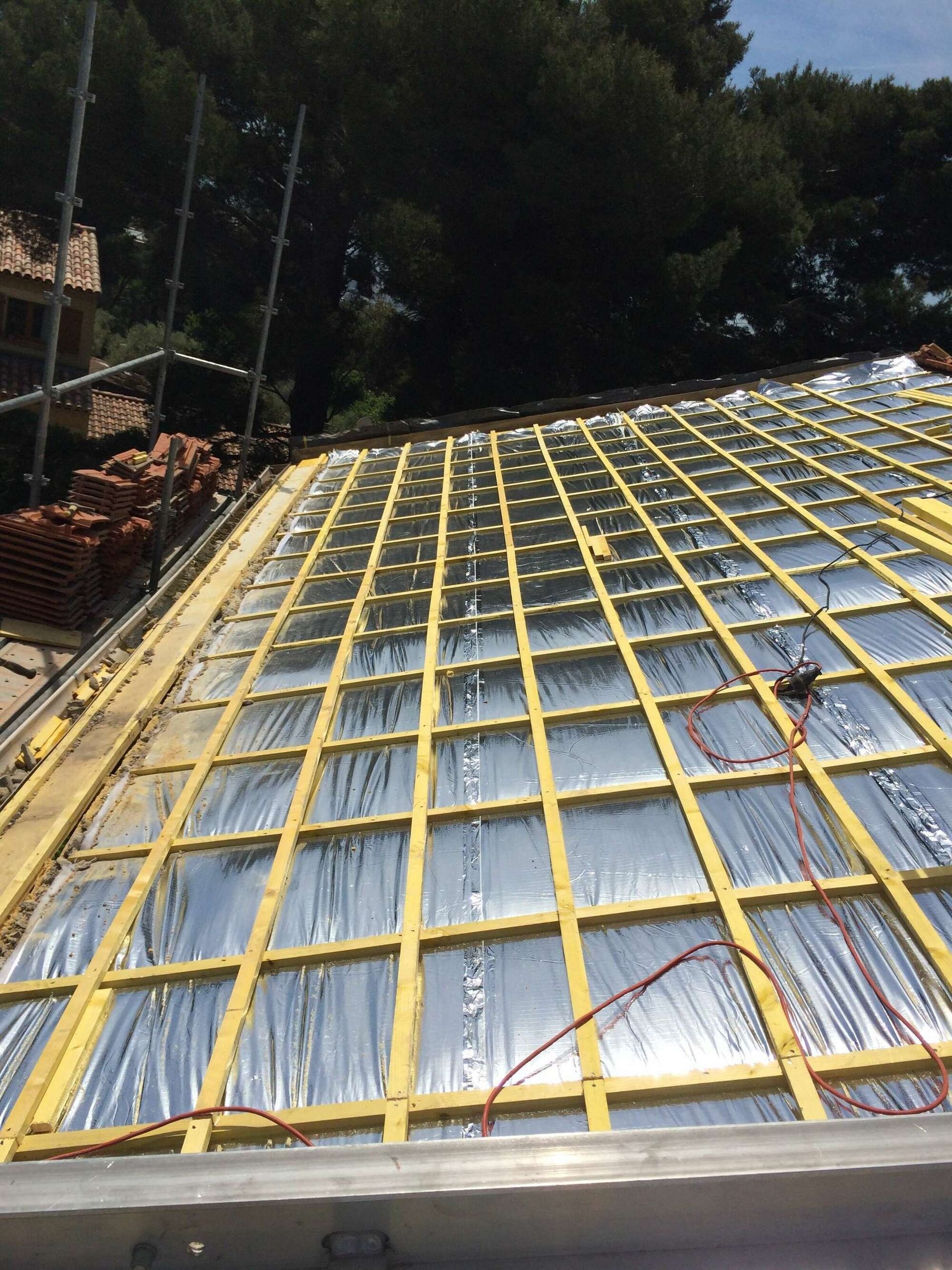 Un toit avec une cheminée au-dessus