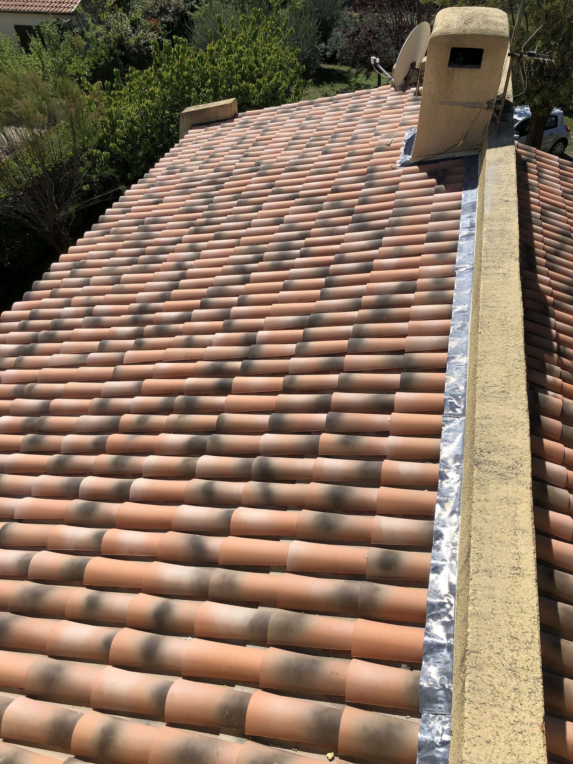 Un toit avec une cheminée au-dessus