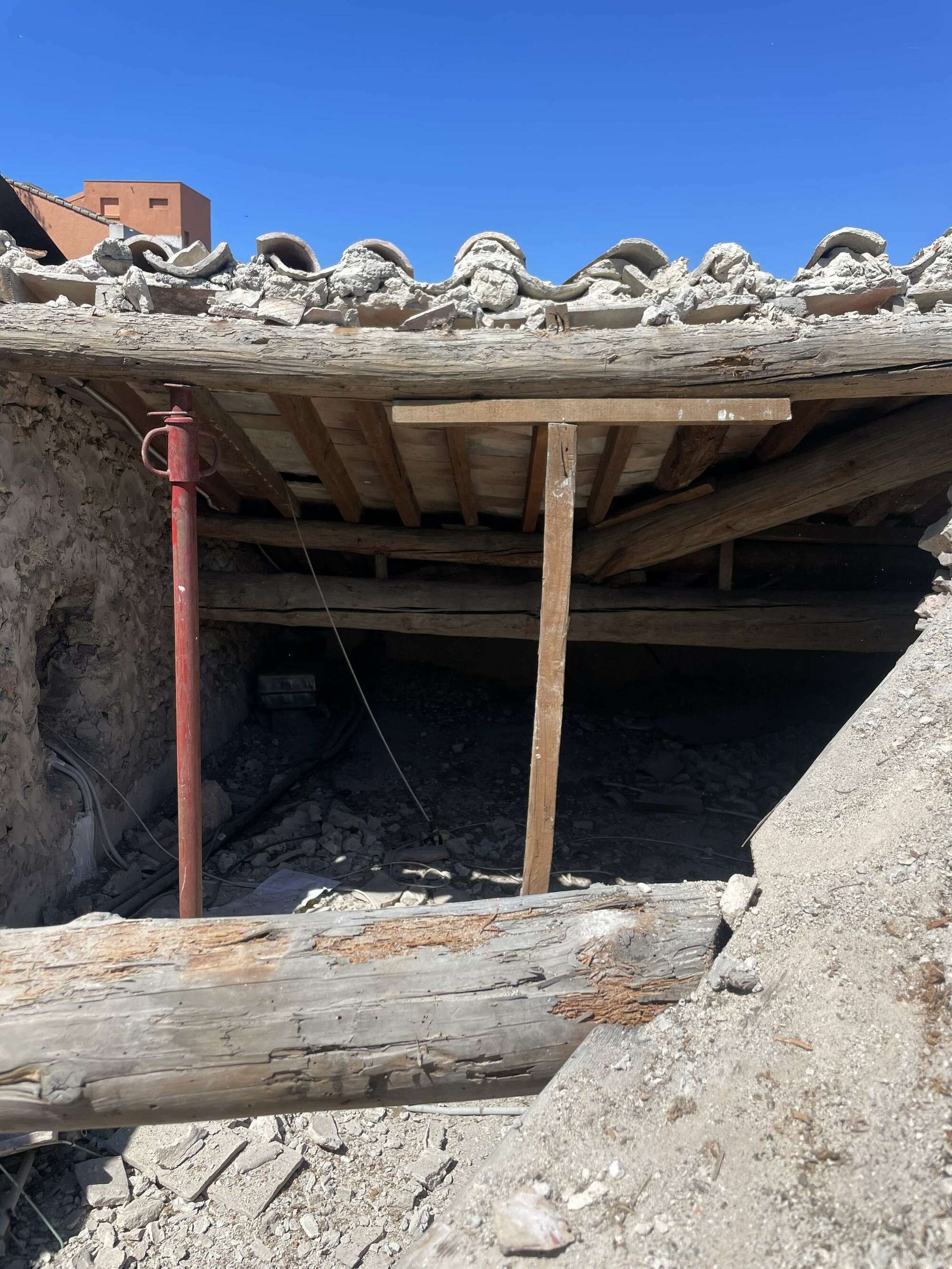 Un toit avec une cheminée au-dessus