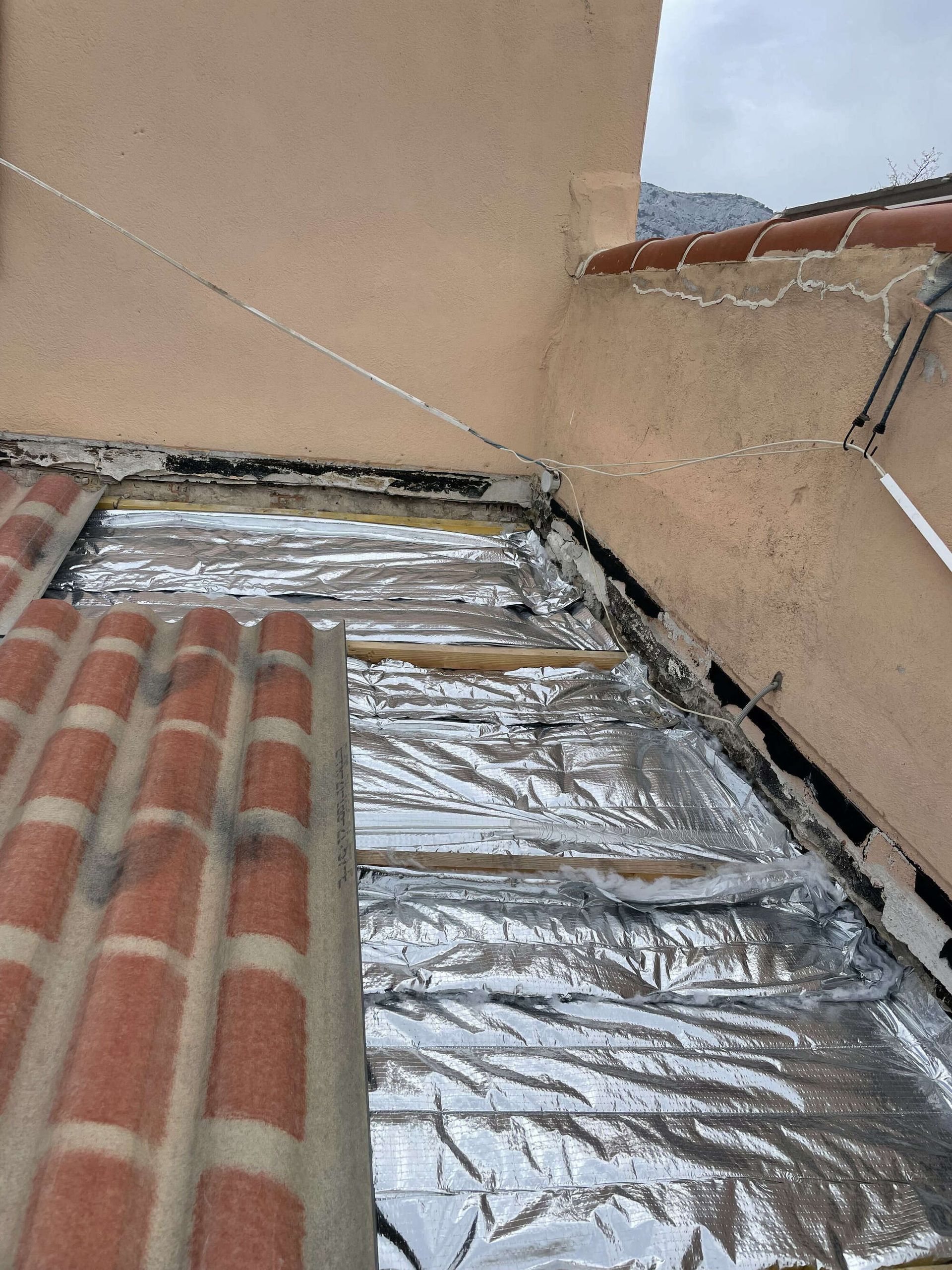Un gros plan d'un toit avec du papier d'aluminium dessus.