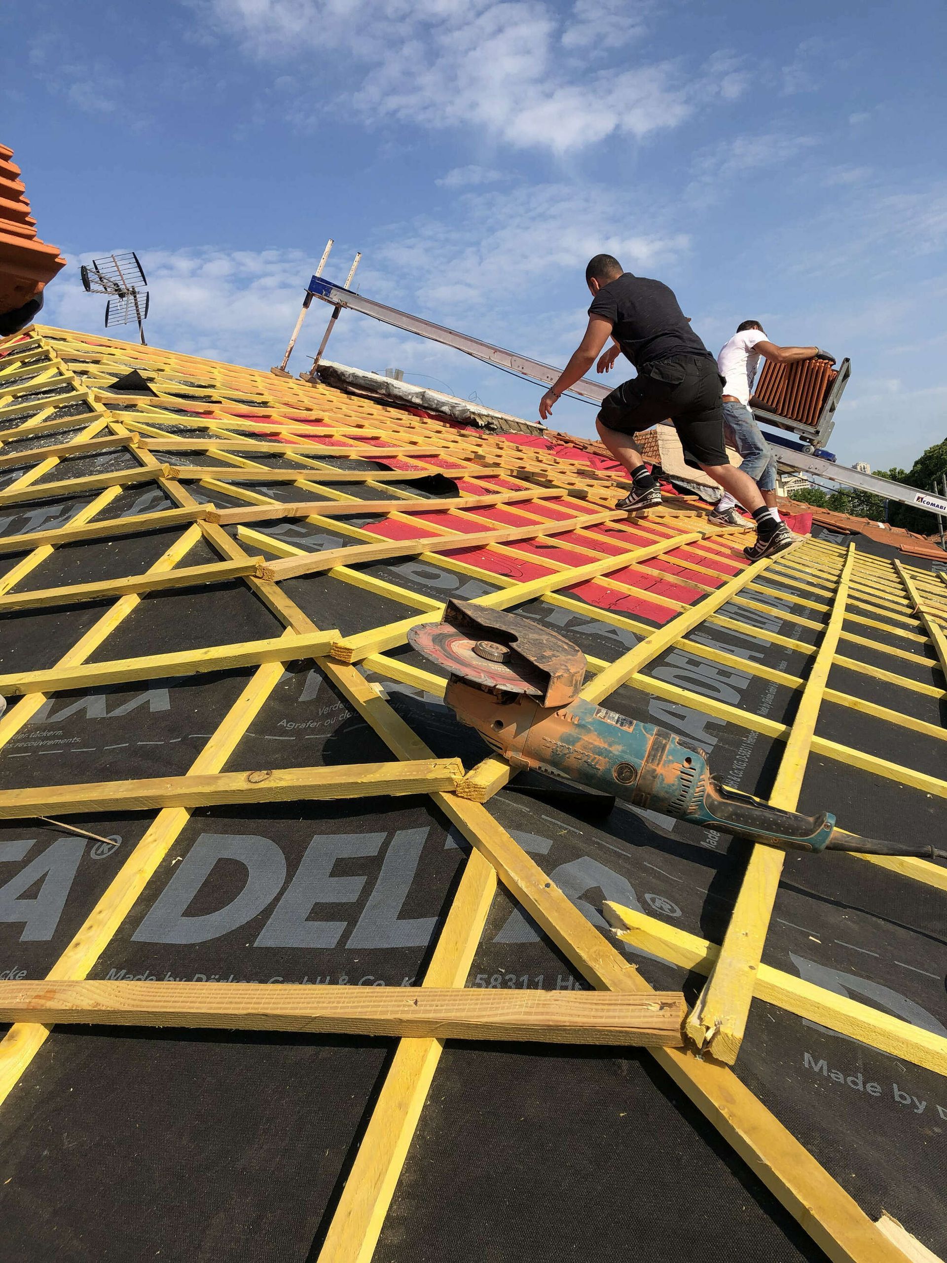 Un groupe d'hommes travaille sur un toit.