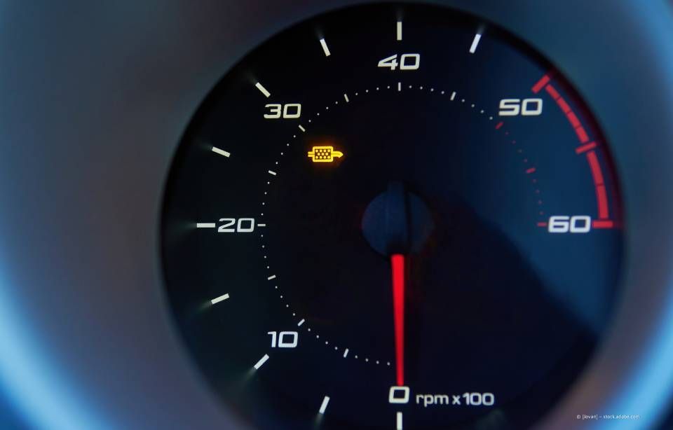 Armaturenbrett: Motorkontrollleuchte leuchtet; Drehzahlanzeige bei ~5000.