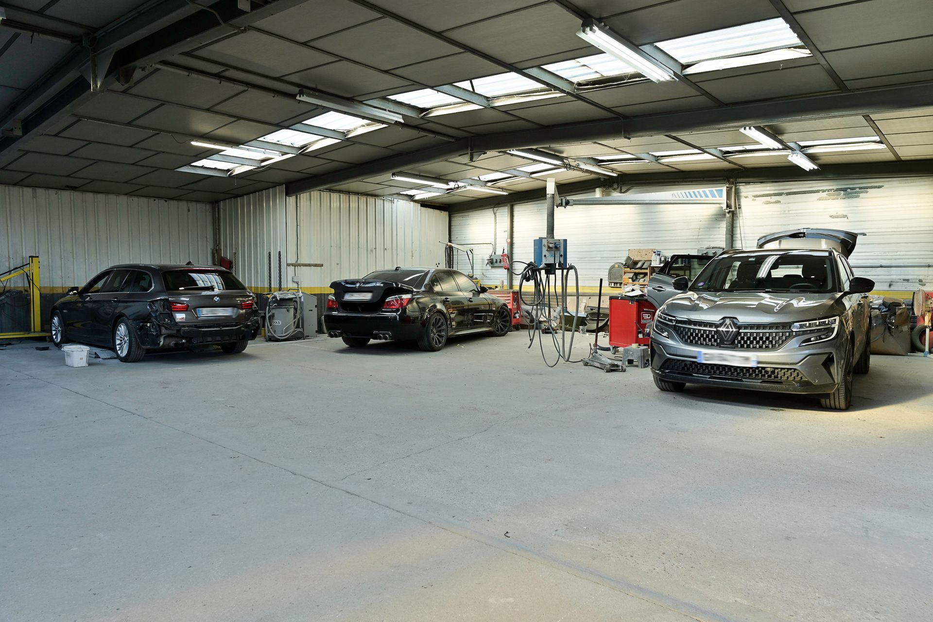 Garage avec des véhicules en maintenance