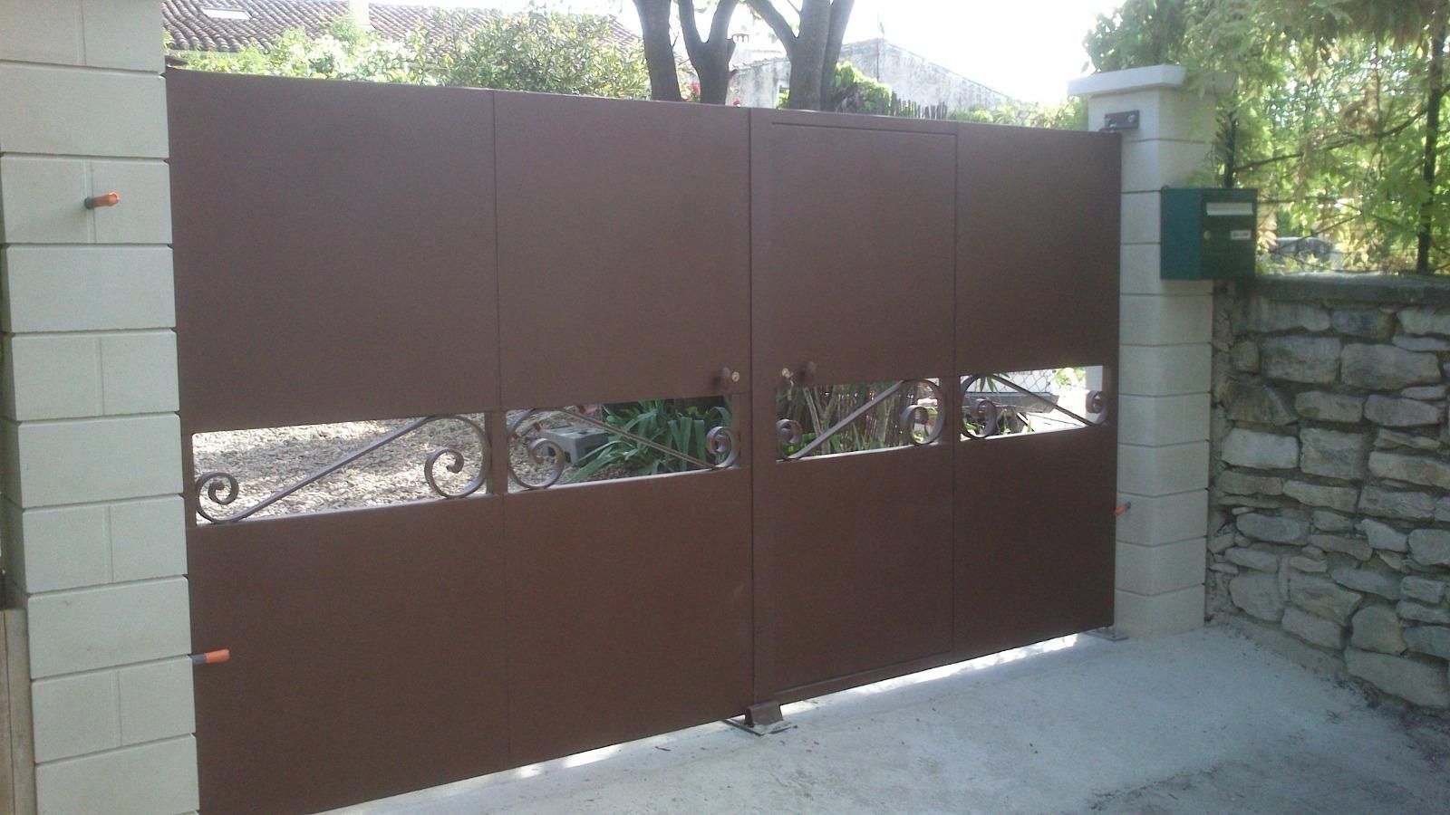 Portail en fer forgé marron