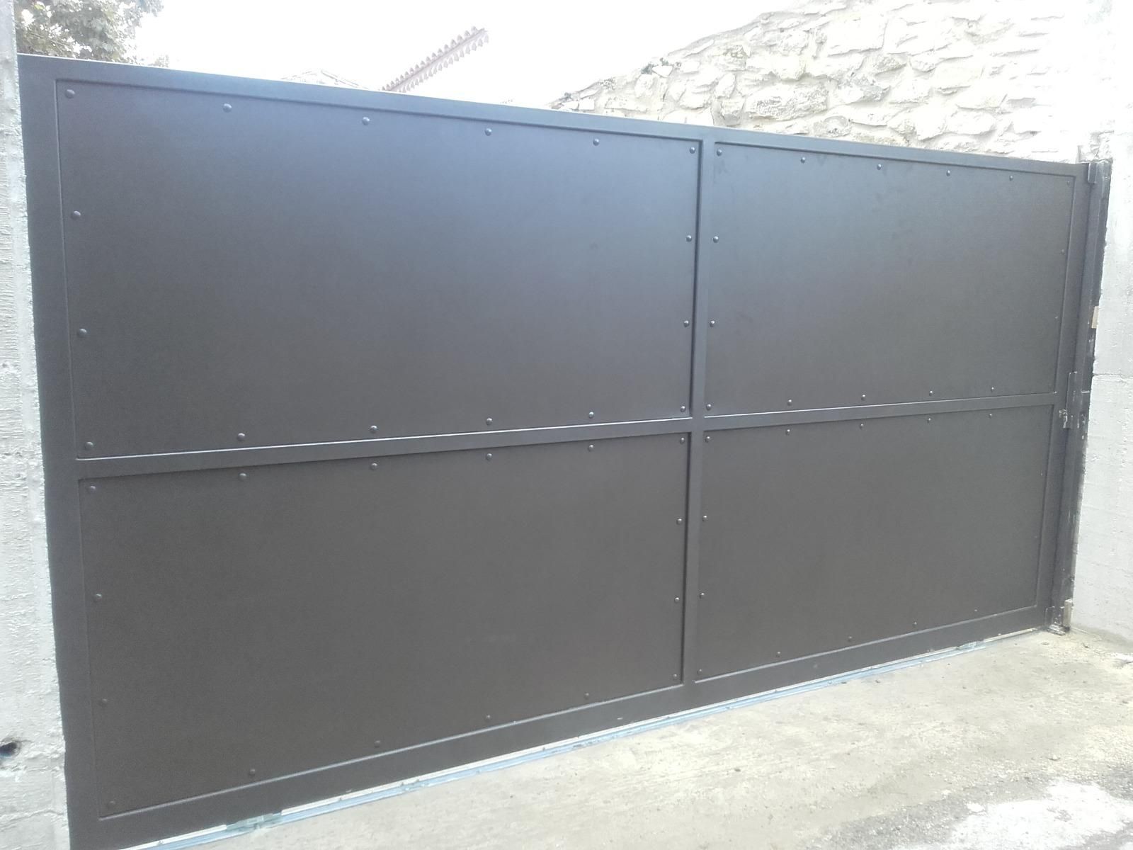 Vue intérieure d'un portail en métal sur mesure