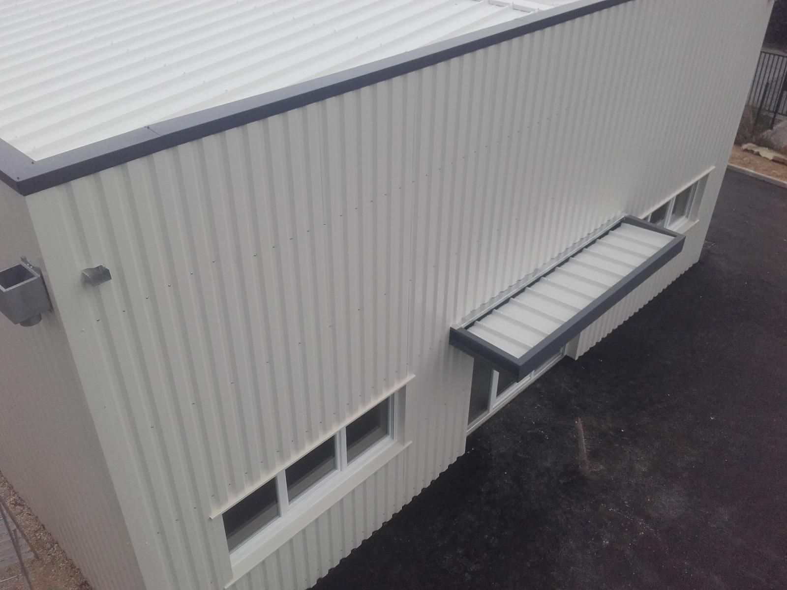 Vue plongeante de l'entrée du bâtiment