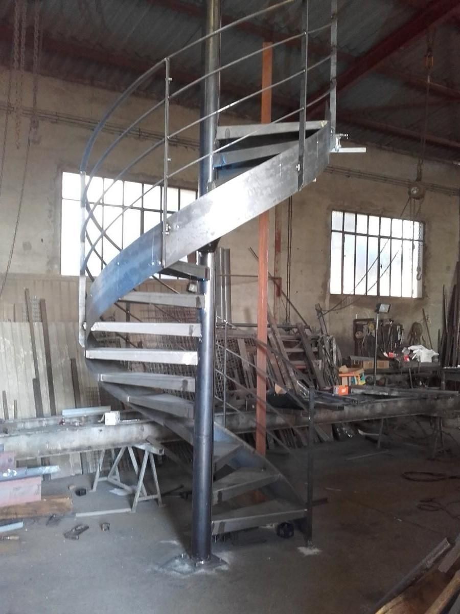 Fabrication d'un escalier hélicoïdal en métal dans un atelier