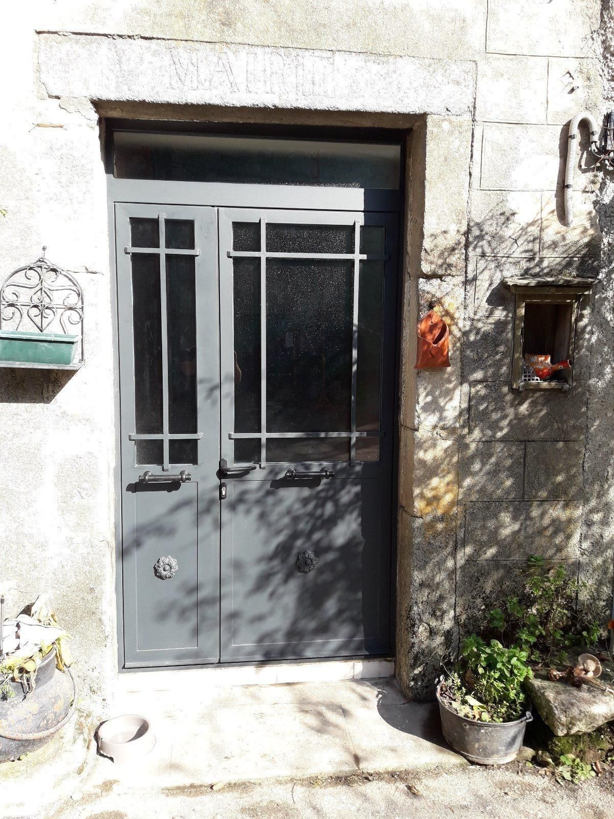 Porte d'entrée en métal