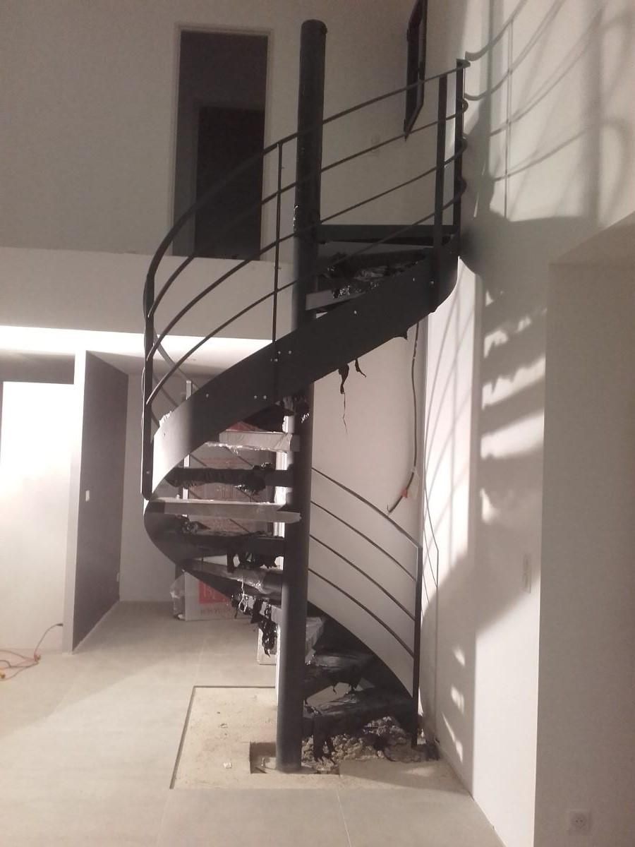 Escalier hélicoïdal en métal noir