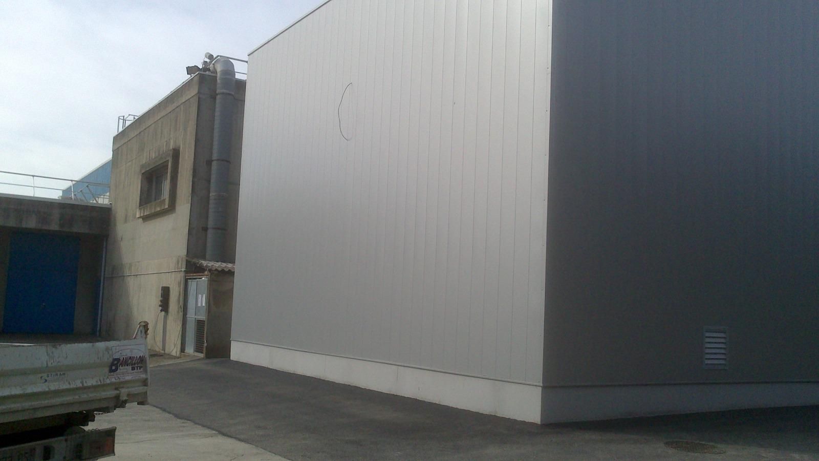 Mur métallique gris