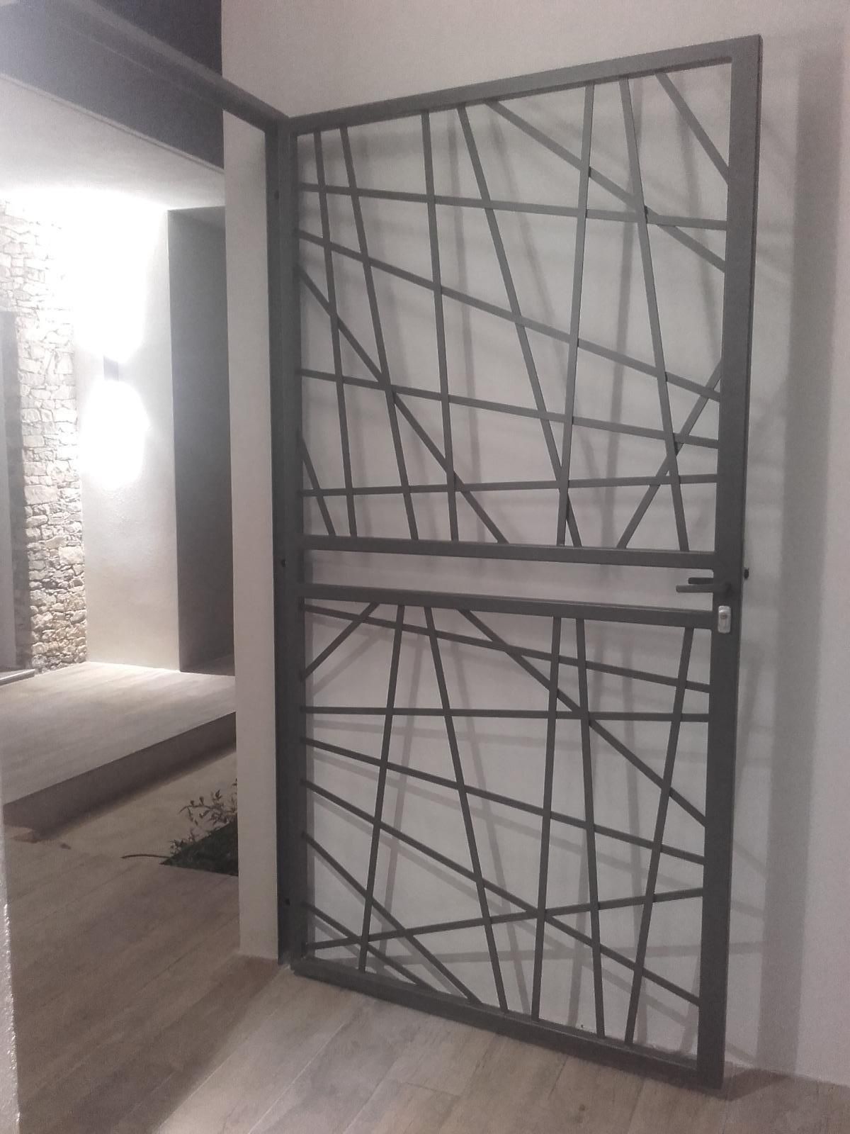 Porte en métal design et contemporaine