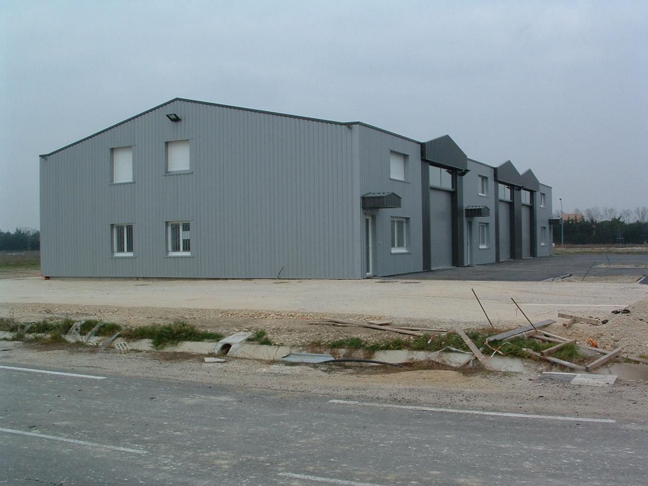 Grand bâtiment en métal