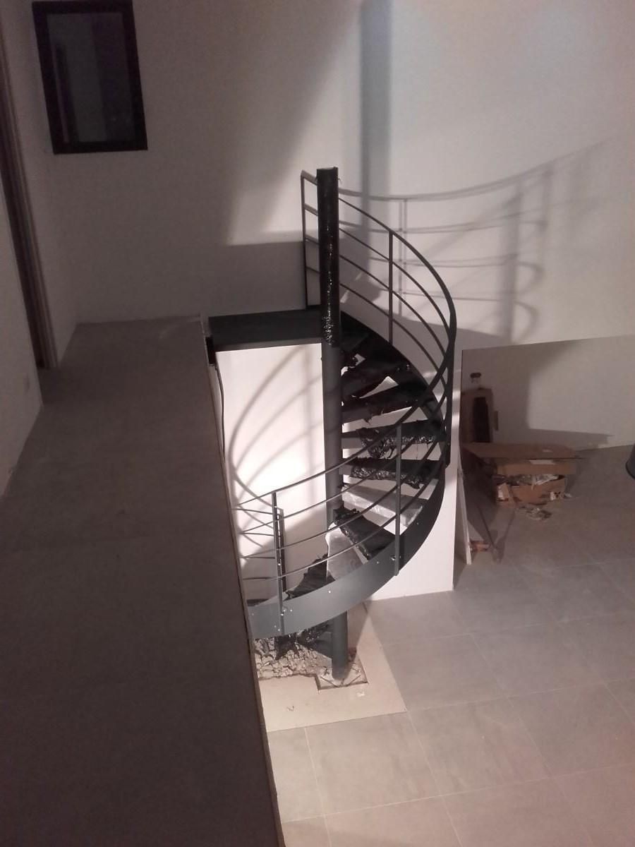 Vue de l'escalier hélicoïdal depuis une mezzanine