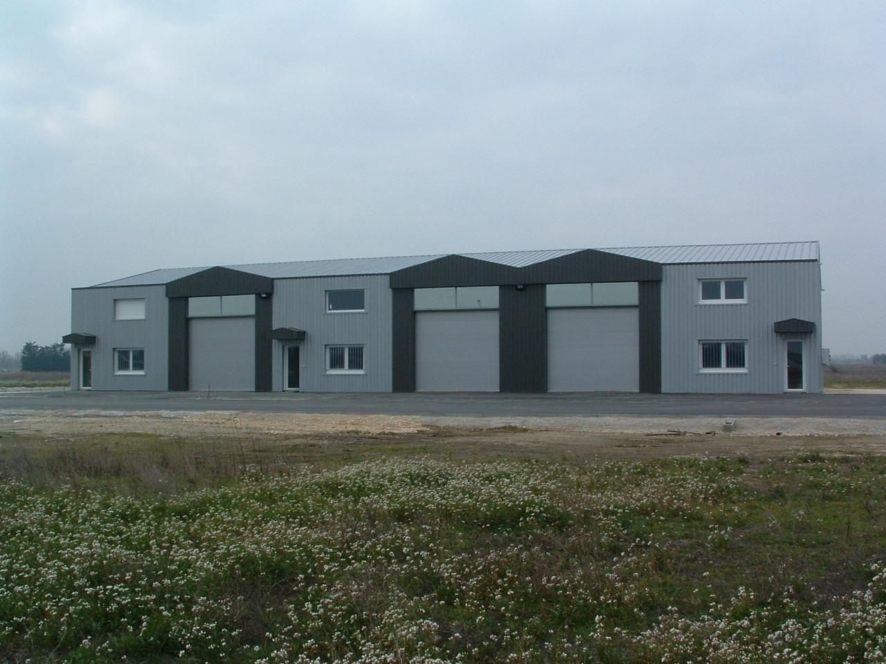 Bâtiment en métal avec plusieurs portes automatisées