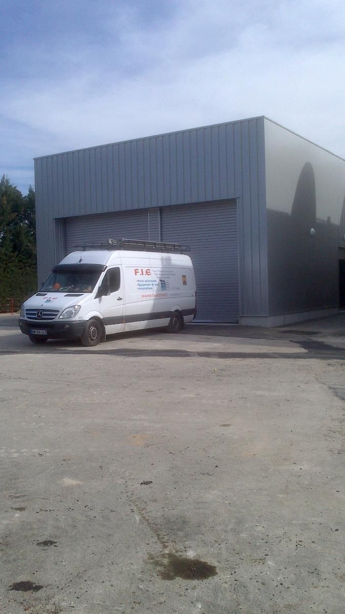 Fourgon garé devant deux portes de garage