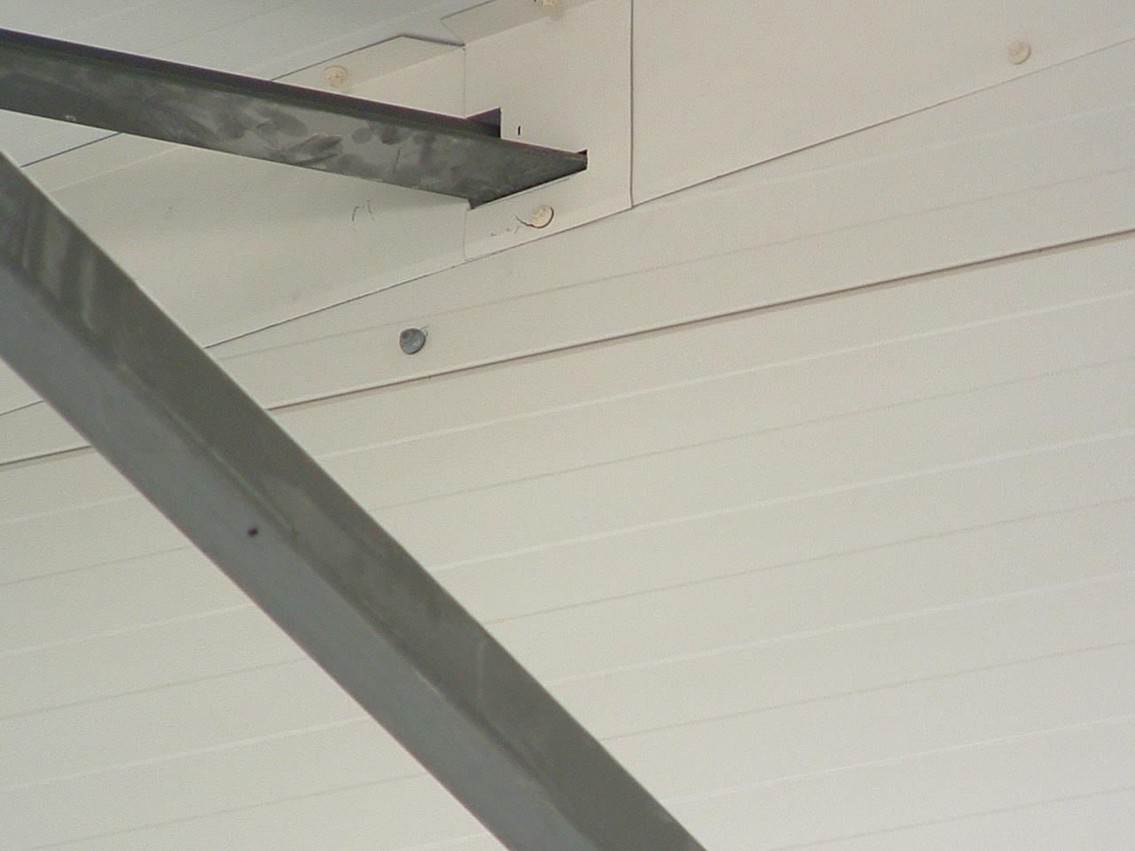 Charpente métallique intégrée dans le mur