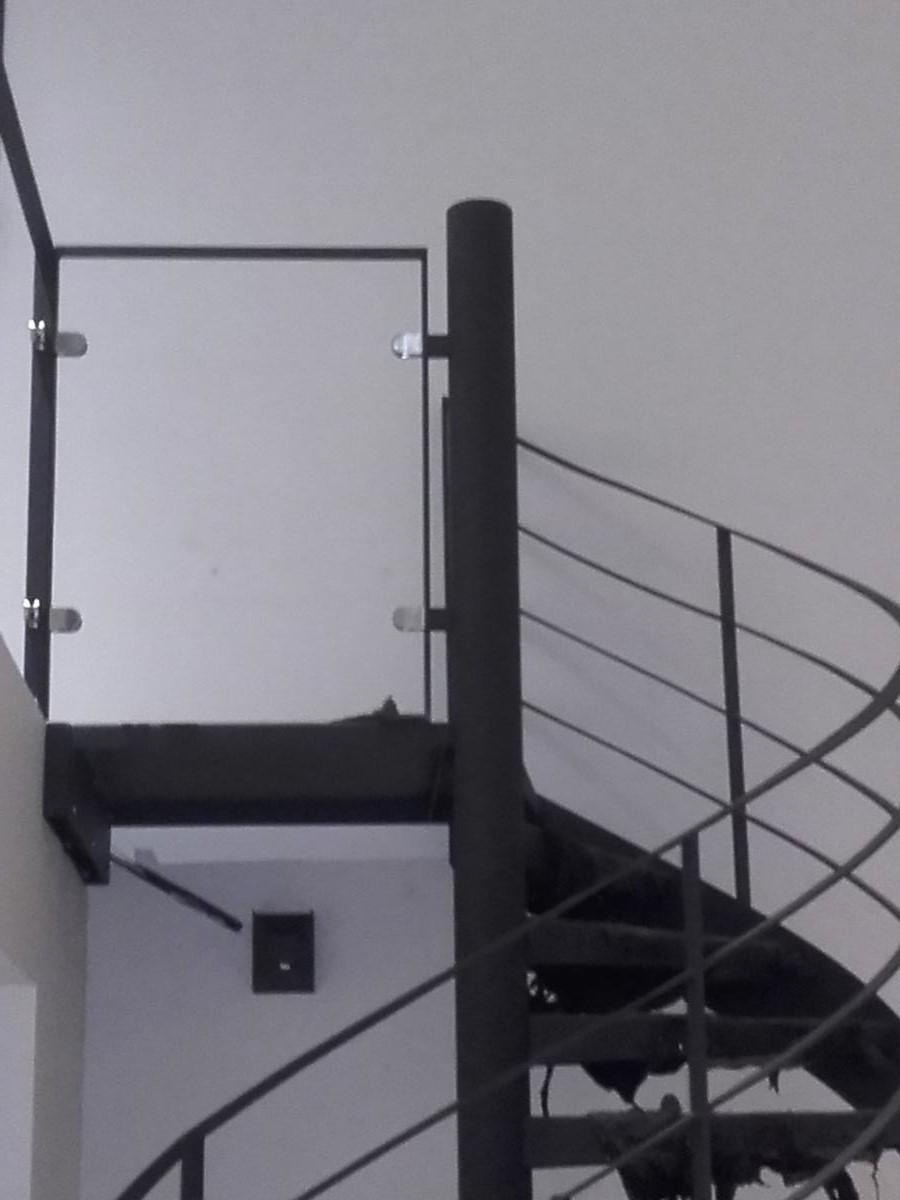 escalier helicoidal metallique moderne contemporain