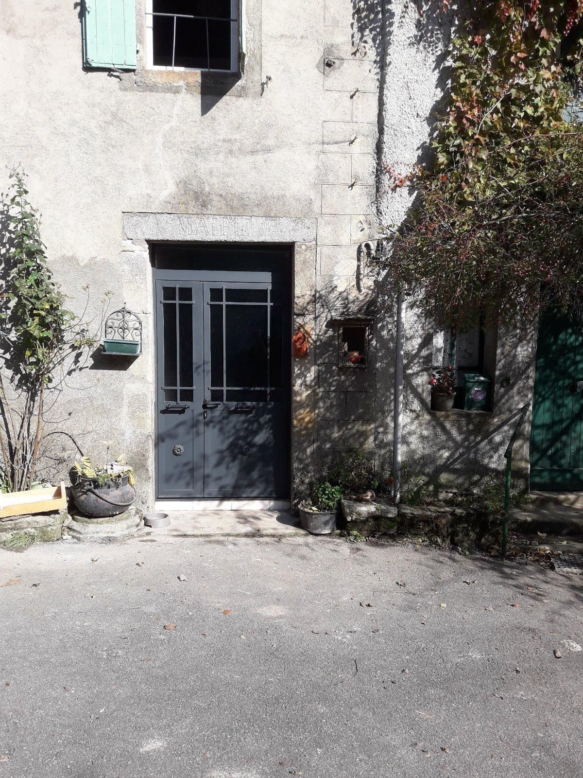 Porte d'entrée en métal et vitrée