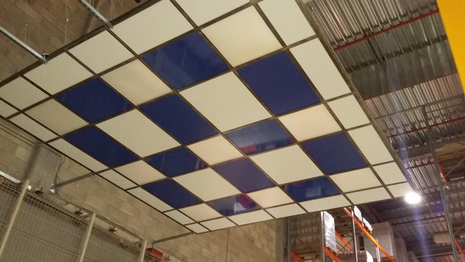 Châssis d'éclairage blanc et bleu