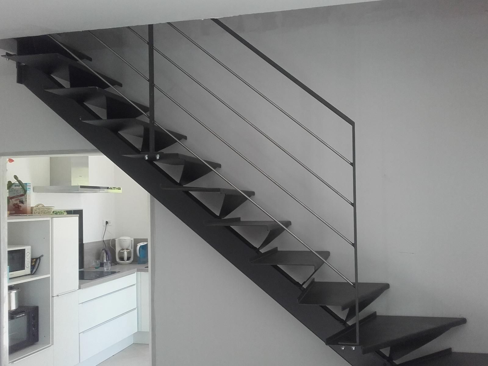 Installation de la rampe d'escalier en métal noir