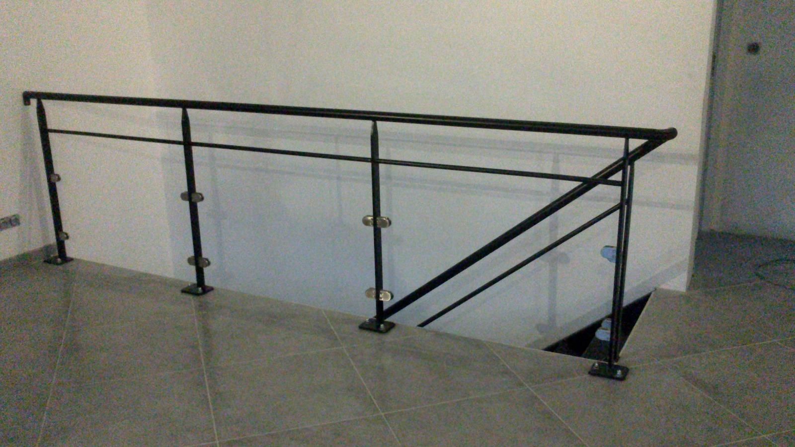 Garde-corps en métal et en verre