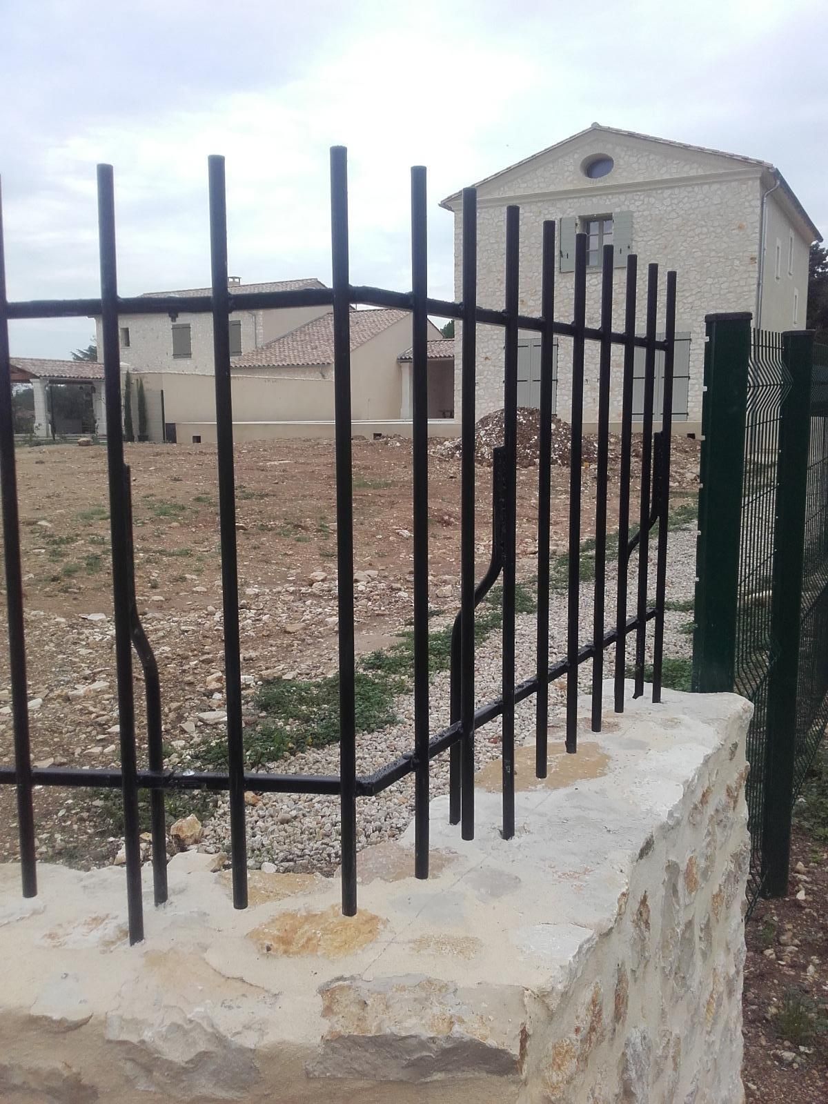 Tournant d'une clôture métallique