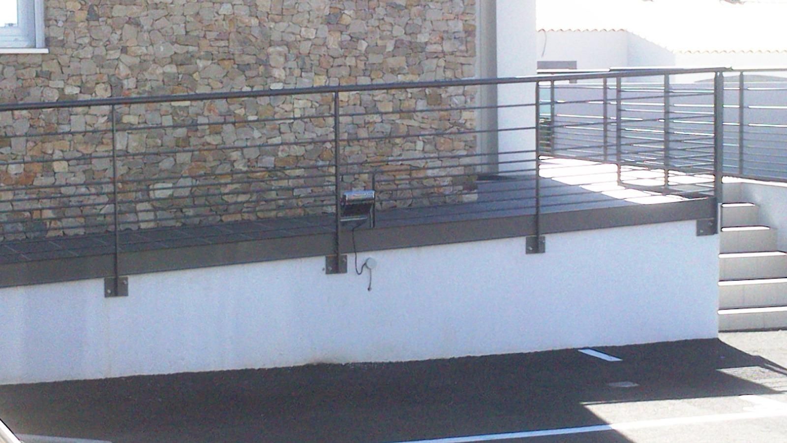 Rampe installée le long d'un accès à un bâtiment