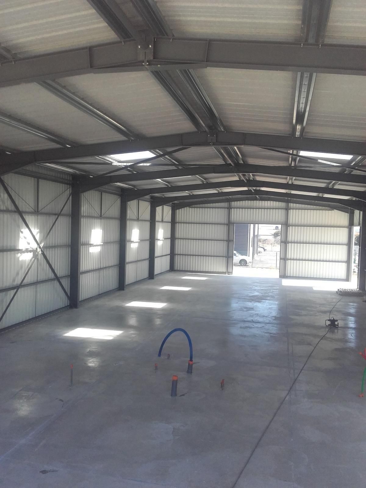 Intérieur du hangar pendant les travaux